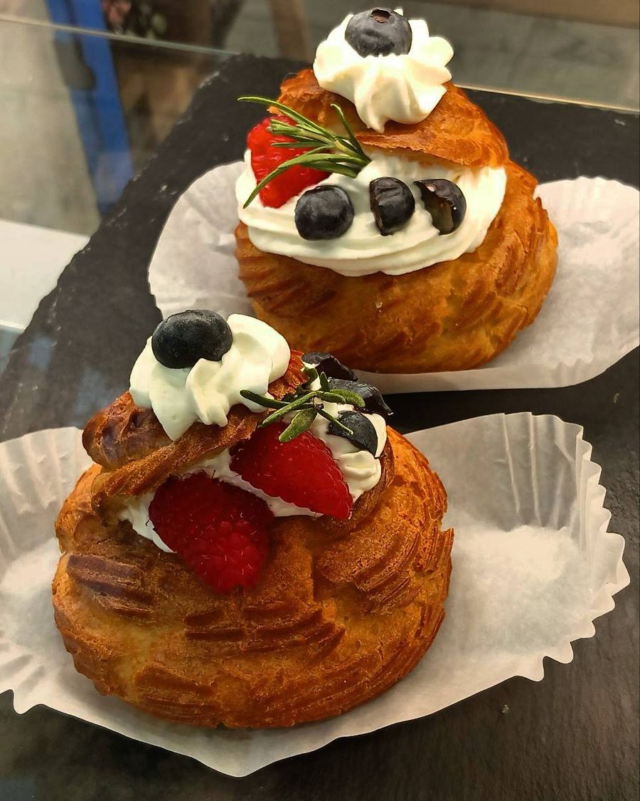 Профитроли с кремом, клубникой и голубикой